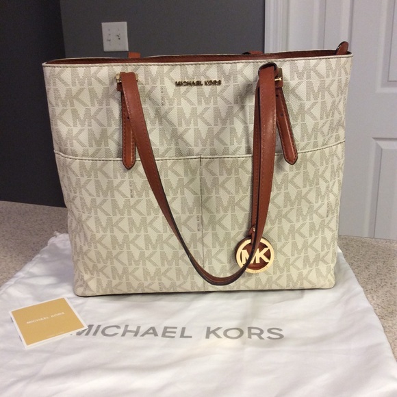 Michael Kors Handbags - Michael Kors Vanilla Bedford Pocket Tote